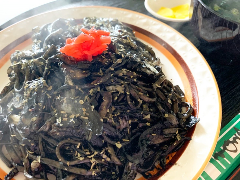 すむばり食堂の墨入りタコ焼きそば